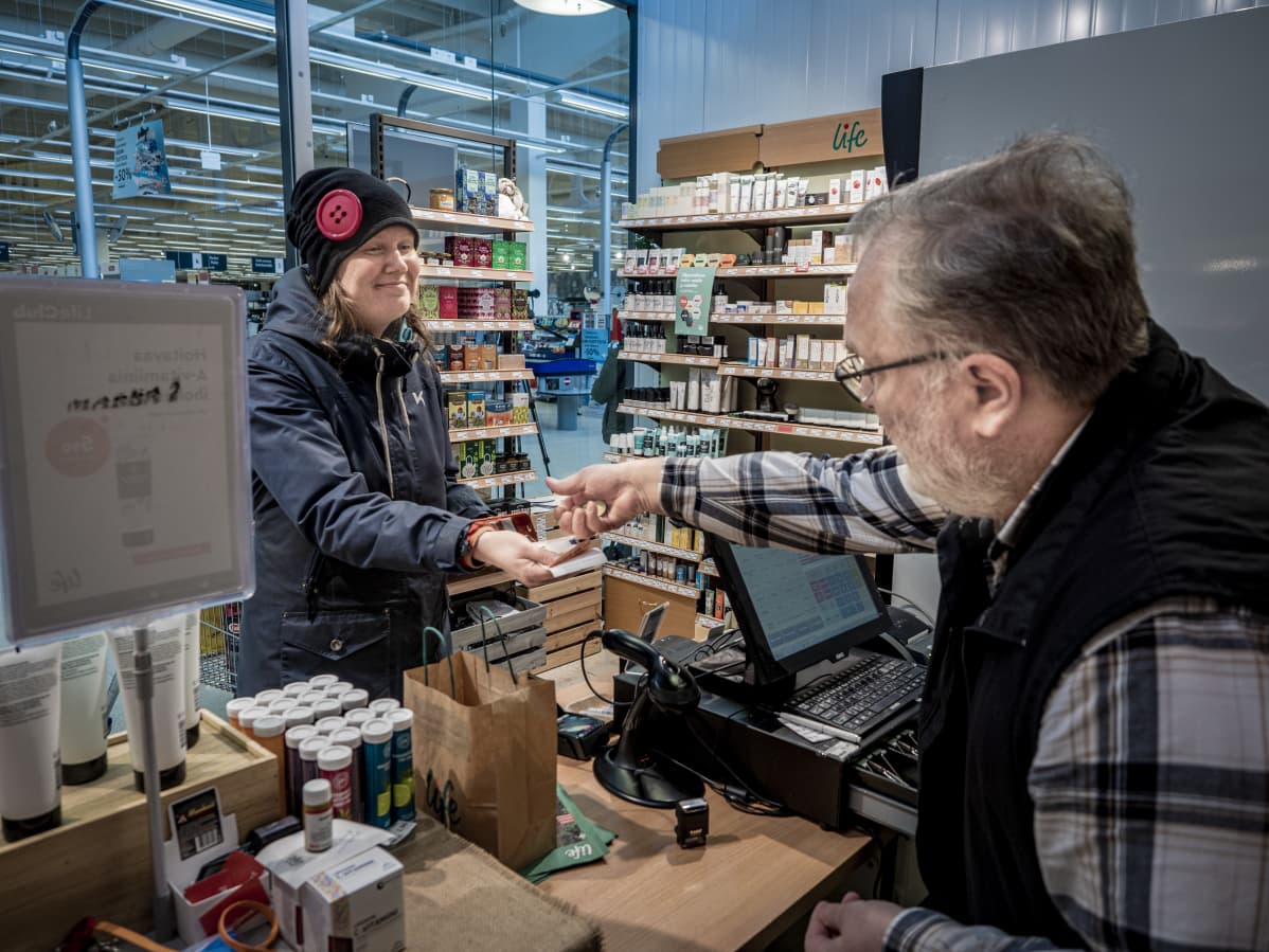 Oululainen Heidi Kylmäluoma ostamassa