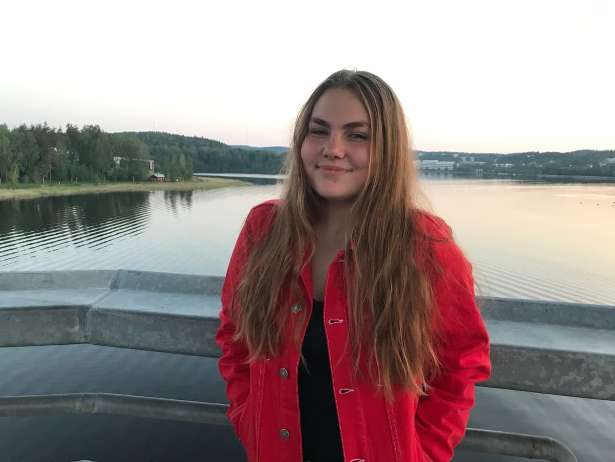 Wiivi-Maria Kosonen seisoo parvekkeella.