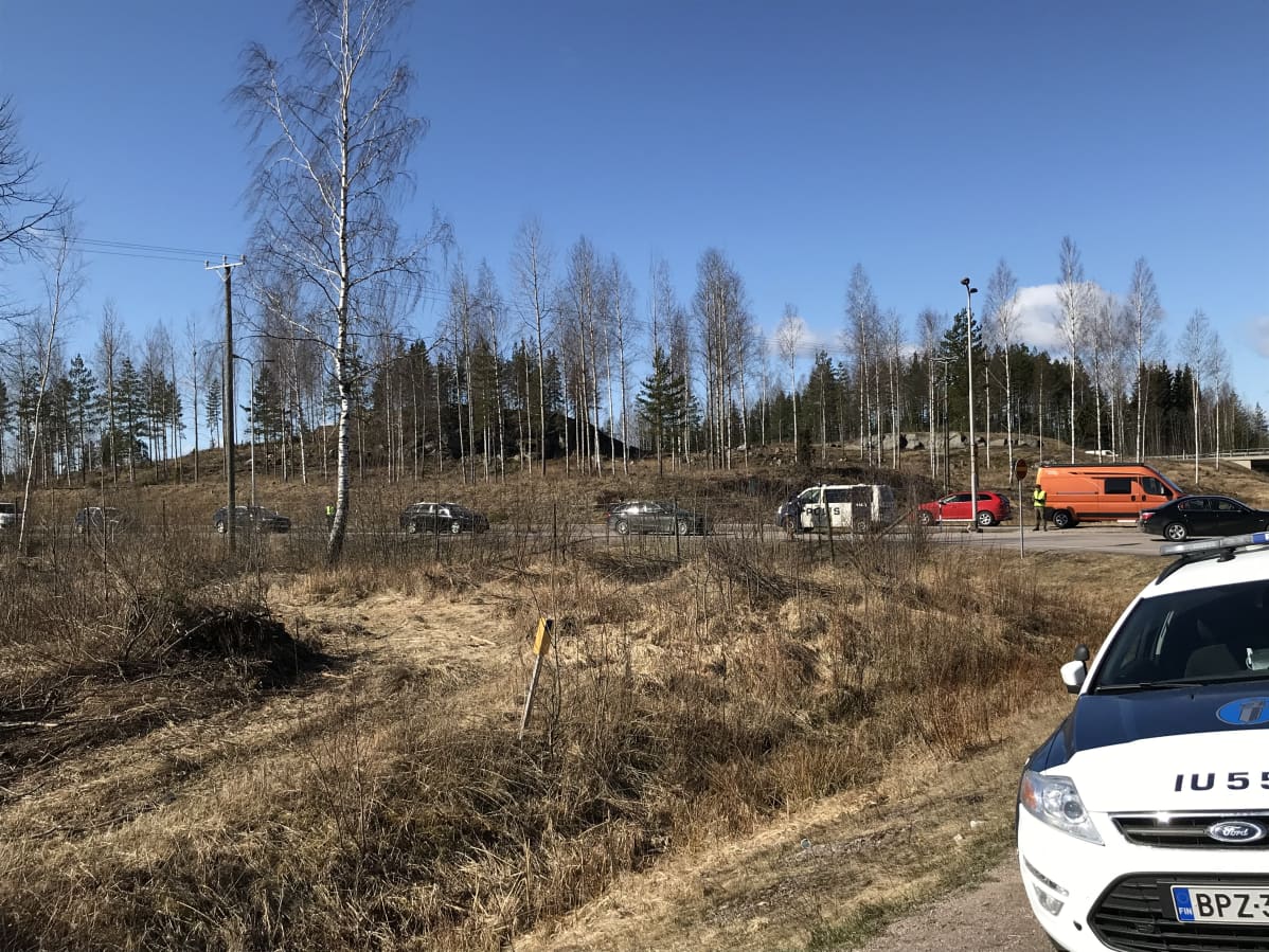 Pääsiäisliikennettä Uudenmaan ja Päijät-Hämeen rajalla, poliisiautoja tarkastuspisteellä