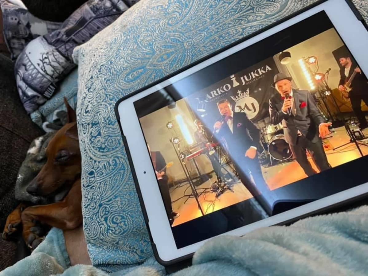 Koira nukkuu ja tabletilla pyörii keikka Yle Areenassa