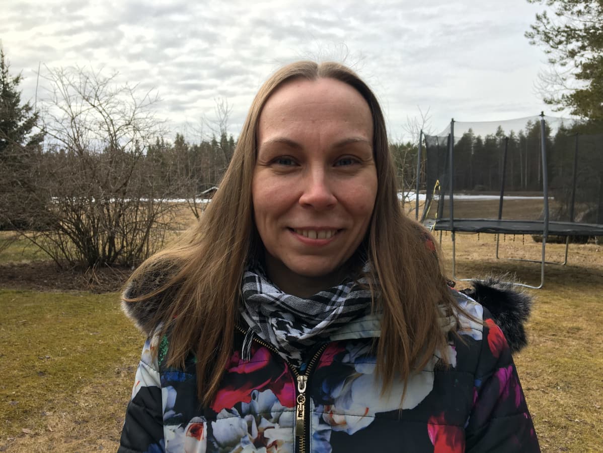 Kuvassa maatilan emäntä Johanna Paavola kotipihansa edustalla.