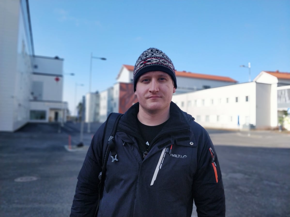 Kuvassa on sairaanhoitajana toimiva Anssi Ikonen.