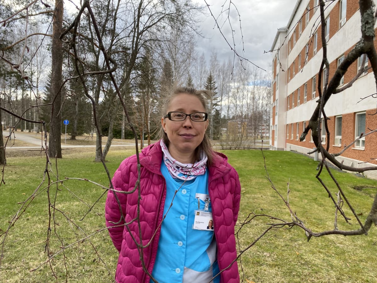 Riina Myyryläinen seisoo ulkona.