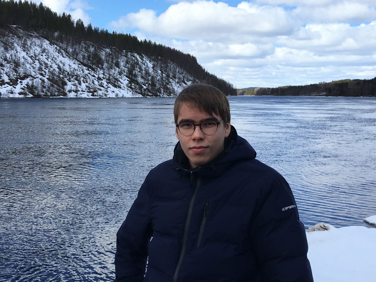 Aleksi Hannula joen rannalla.