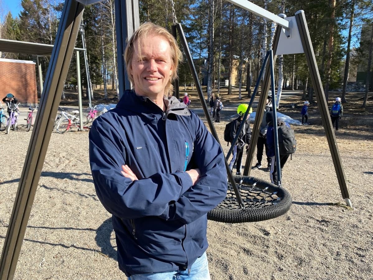 Opettaja Heikki Lonkila Soidinsuon koulun pihalla.