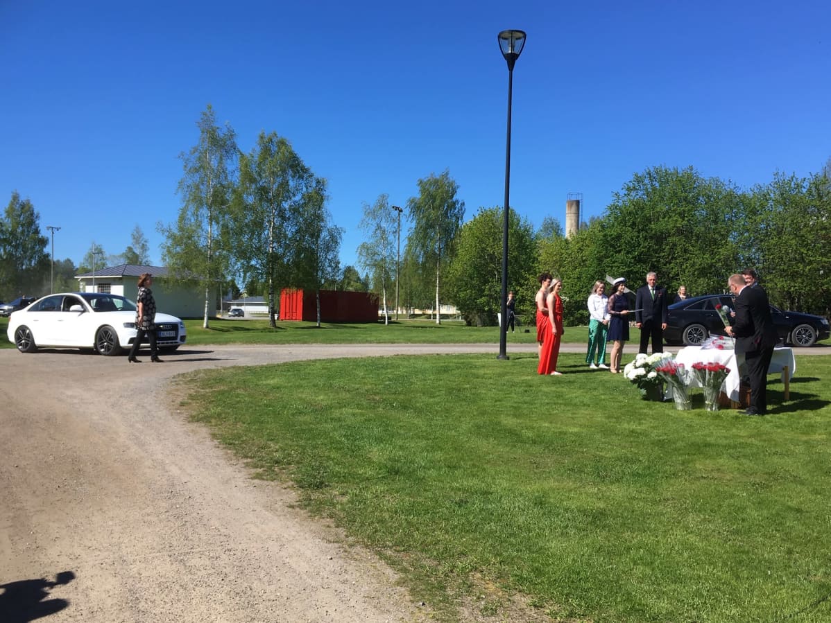 Ylioppilaan lakitus Ilkan patsaalla.