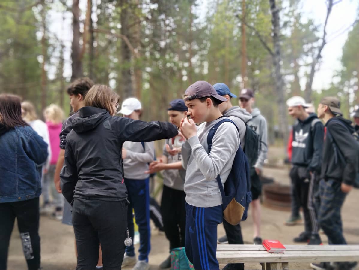 Kuvassa on rippikoulunuoria Kontiolahdella.