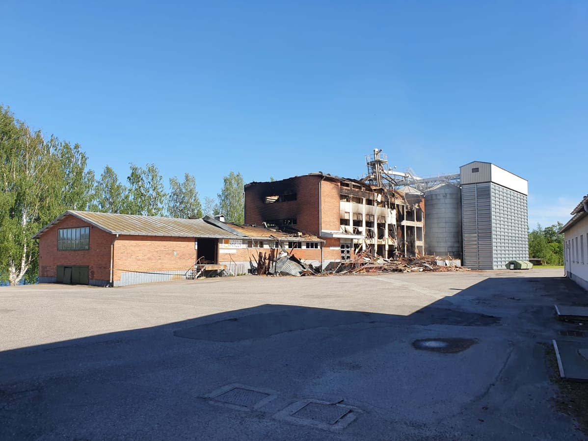 Tulipalossa tuhoutunut Liperin Mylly kesällä.