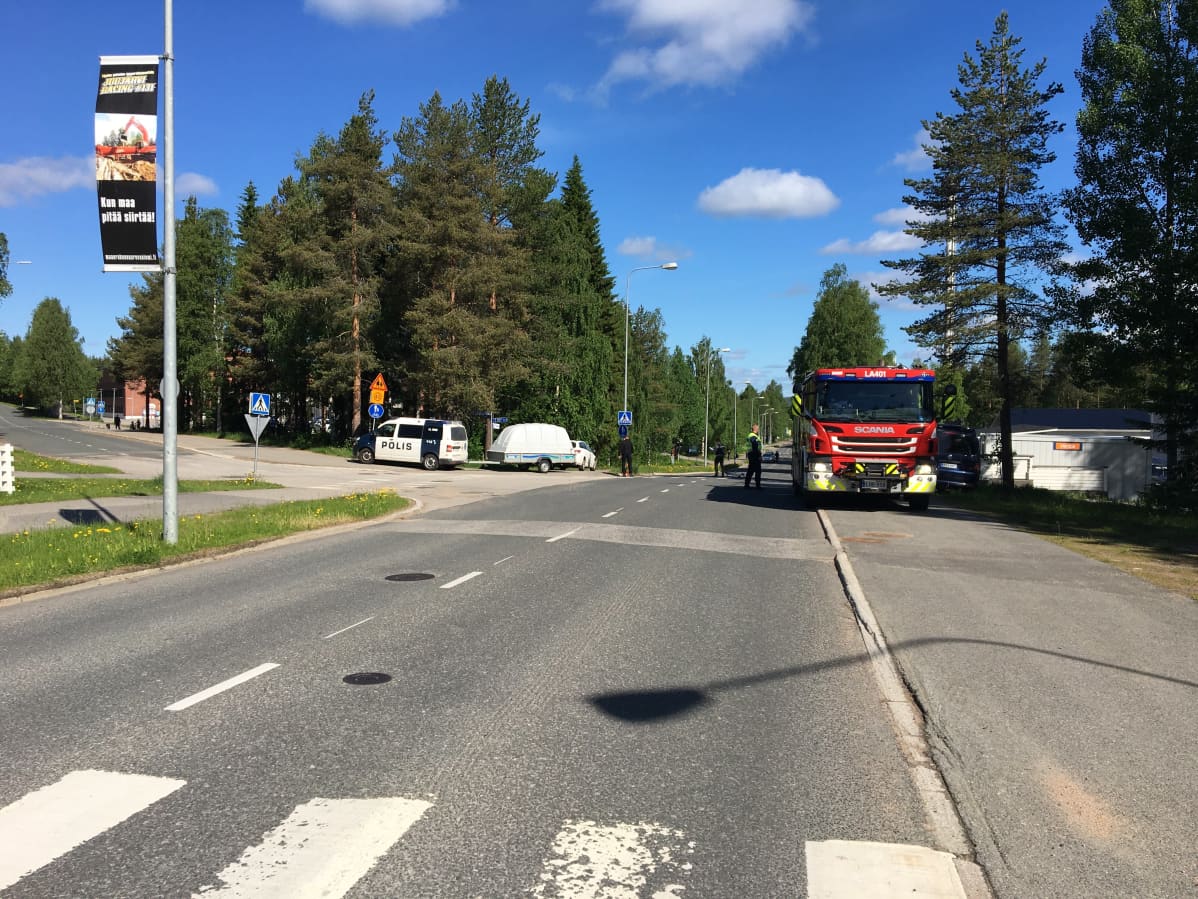 Poliisiauto ja paloauto onnettomuuspaikalla Rovaniemen Kairatien ja Juurakkotien risteyksessä 16.6.2020