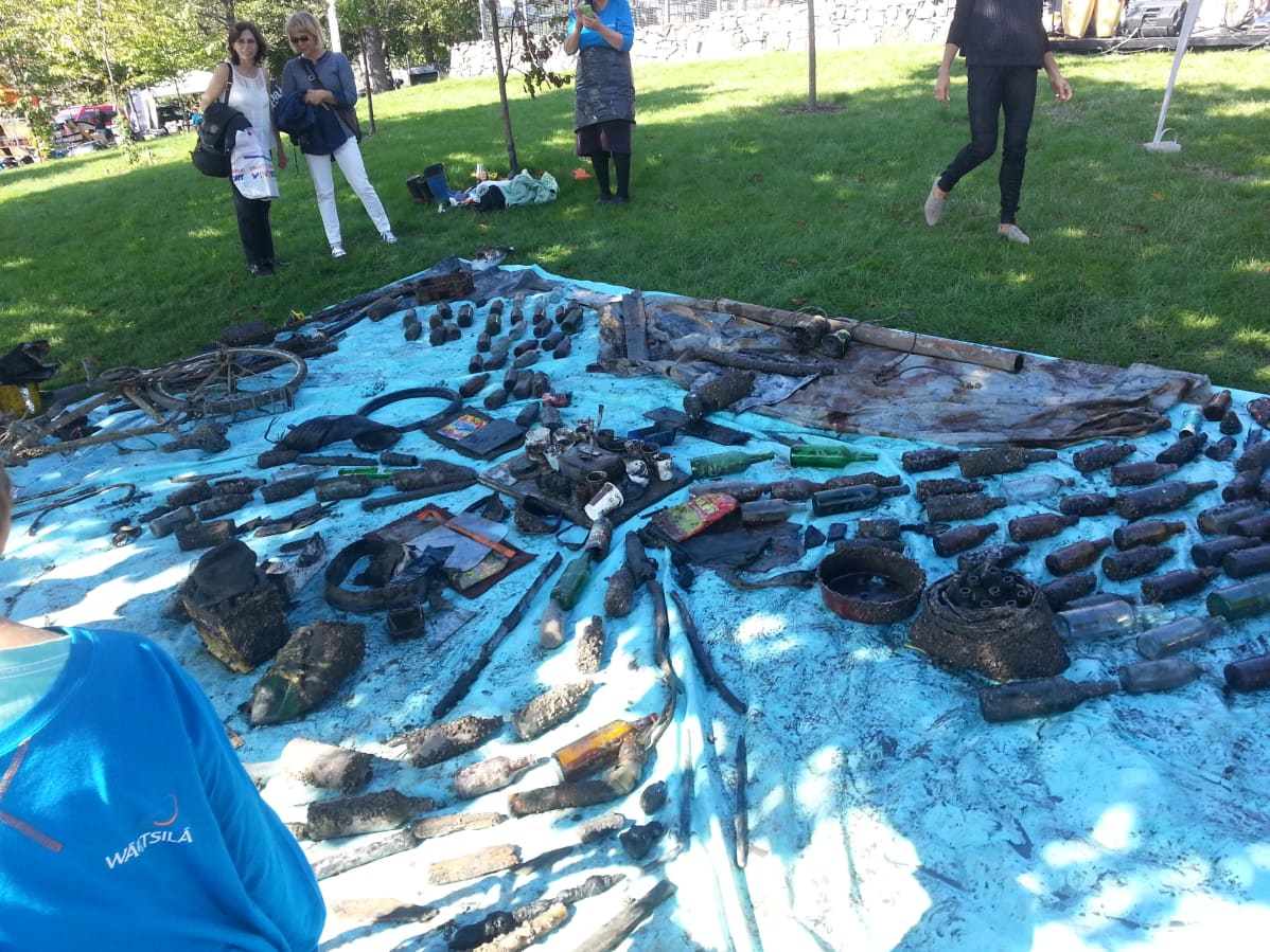 Helsingin lähivesistä nostettua roskaa.