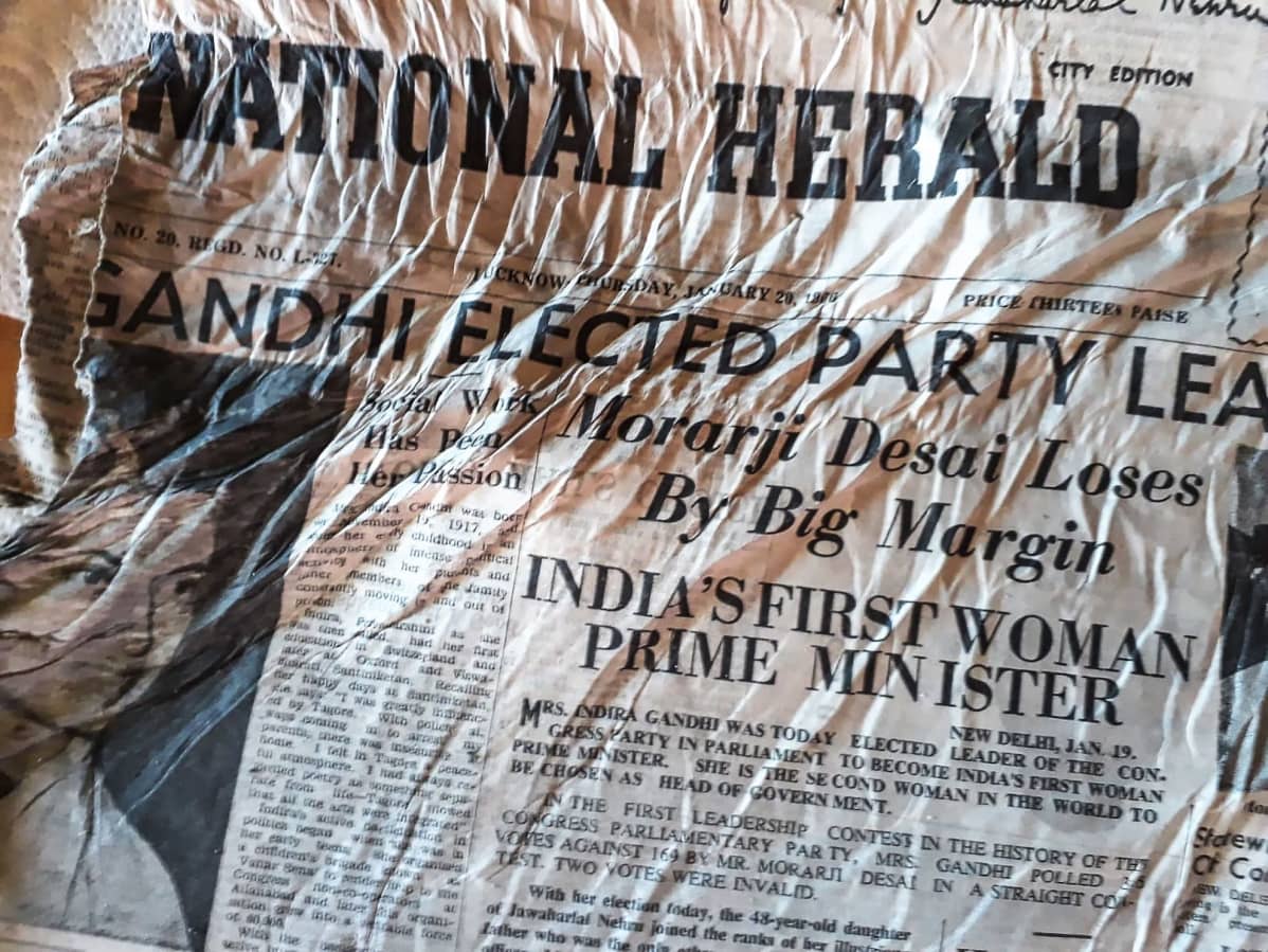 Hyväkuntoisen The National Heraldin etusivulla kerrotaan Indira Gandhin vaalivoitosta vuonna 1966.