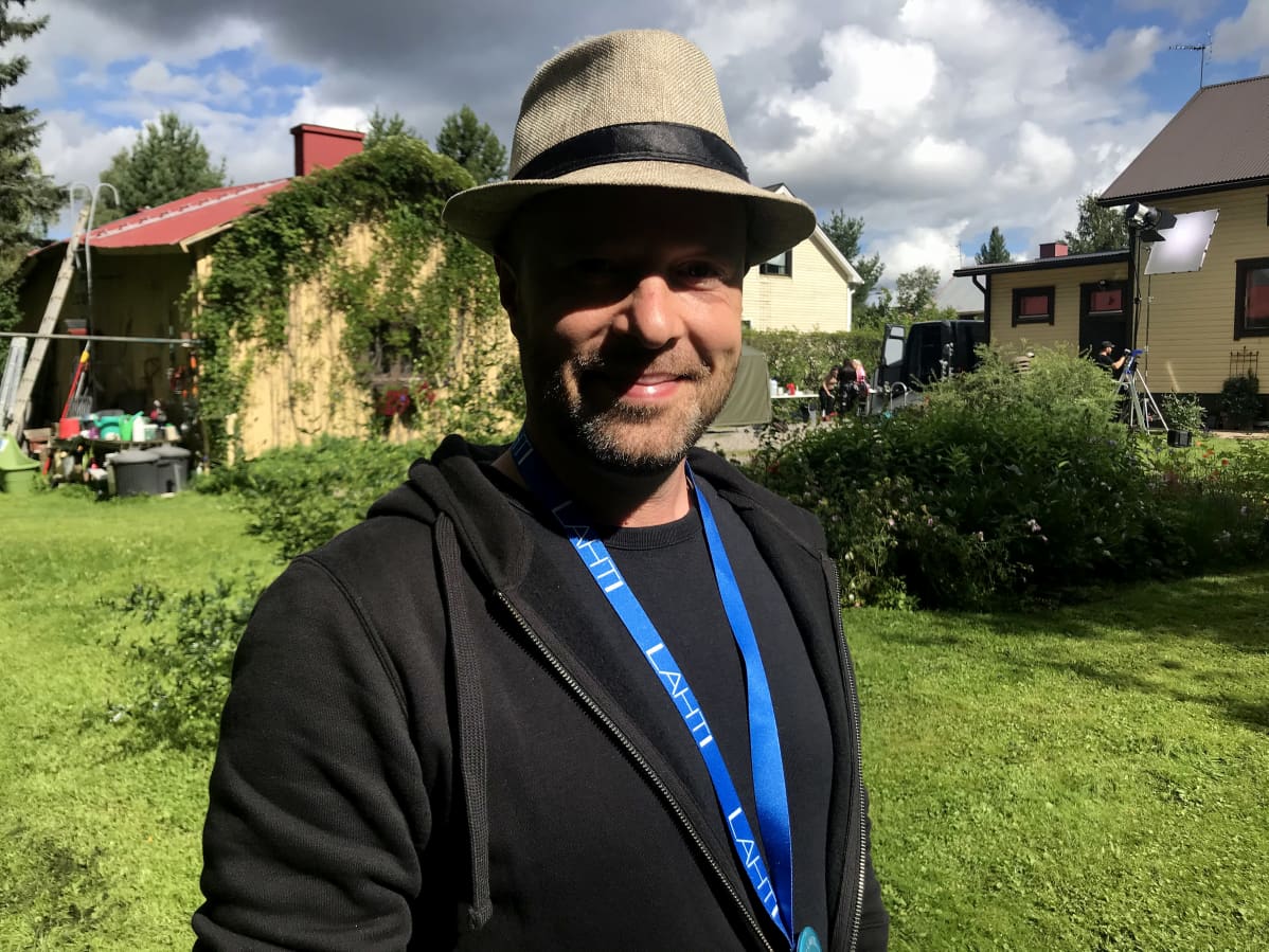 Elokuvan tuottaja Jani Tiihonen poseeraa kameralle.