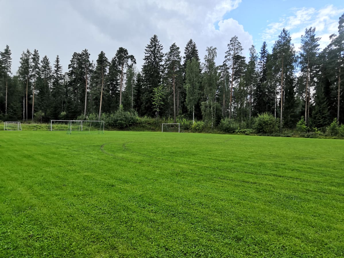 Santamäen nurmikenttä Launosissa