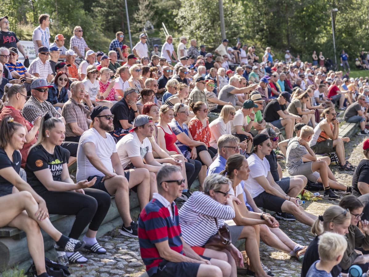 Katsojia Jyväskylän Lohen pesäpallo-ottelussa