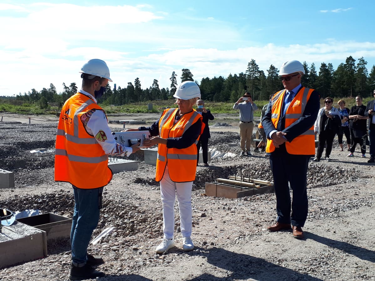 Paimion poistotekstiilin jalostuslaitoksen peruskiven muuraus. Keskellä Resterin Outi Luukko. Oikealla Paimion kaupunginjohtaja