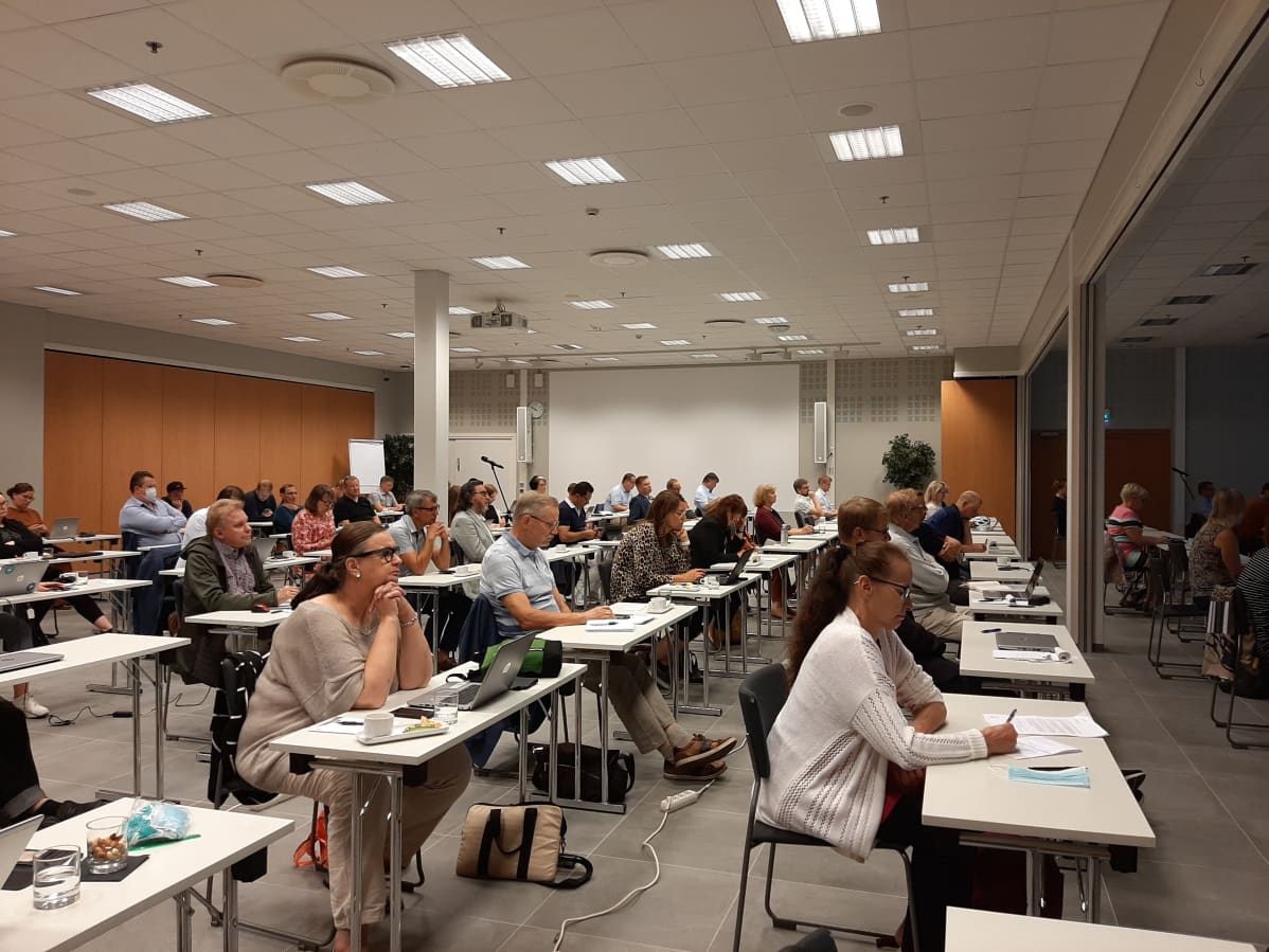 Lahden kaupunginvaltuusto koolla seminaarissa Lahti-hallissa 19.8.2020.