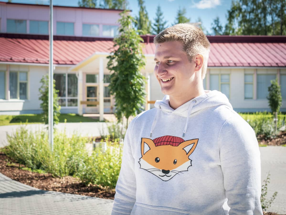 Siviilipalvelusvelvollinen Heikki Ikonen koulun pihalla.