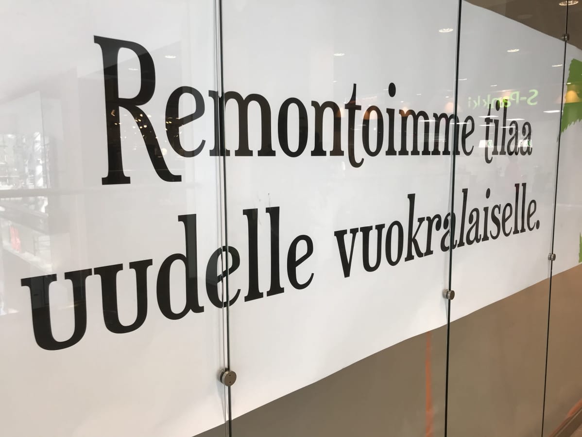 Remontoimme tilaa uudelle vuokralaiselle -teksti ikkunassa.
