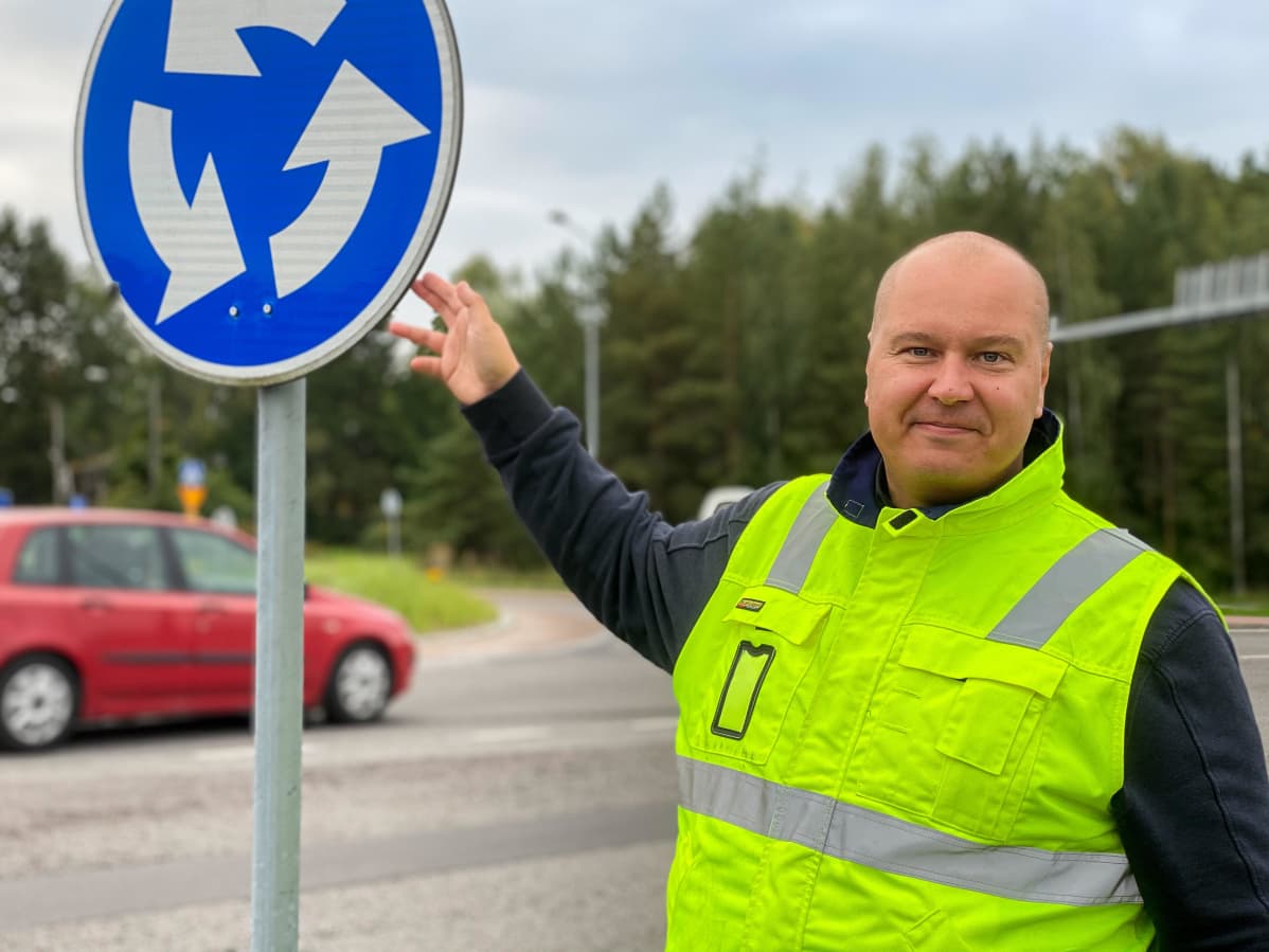 Liikenneturvan Lounais-Suomen yhteyspäällikkö Tapio Heiskanen kiertoliittymän liikennemerkin vieressä.