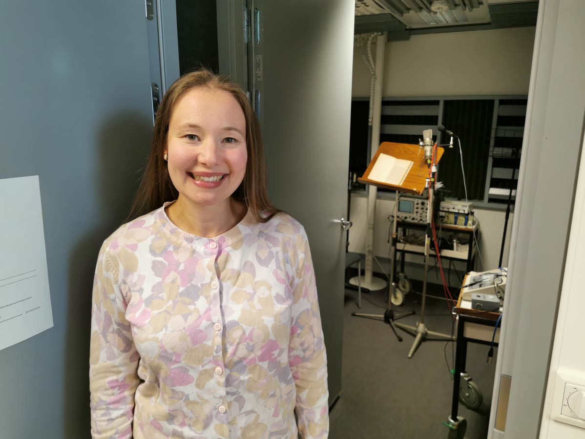 Teatterityön opiskelija Anna-Maija Oka äänitysstudion ovella