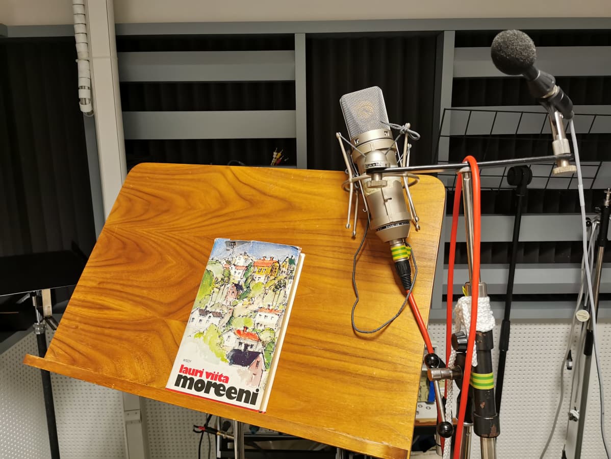 Lauri Viidan Moreeni-romaani äänitysstudion lukupulpetilla