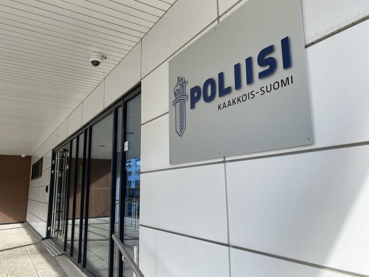 Kotkan poliisiaseman ulko-ovet