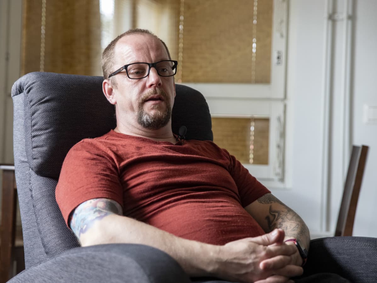 Janne Keinänen istumassa olohuoneessaan.