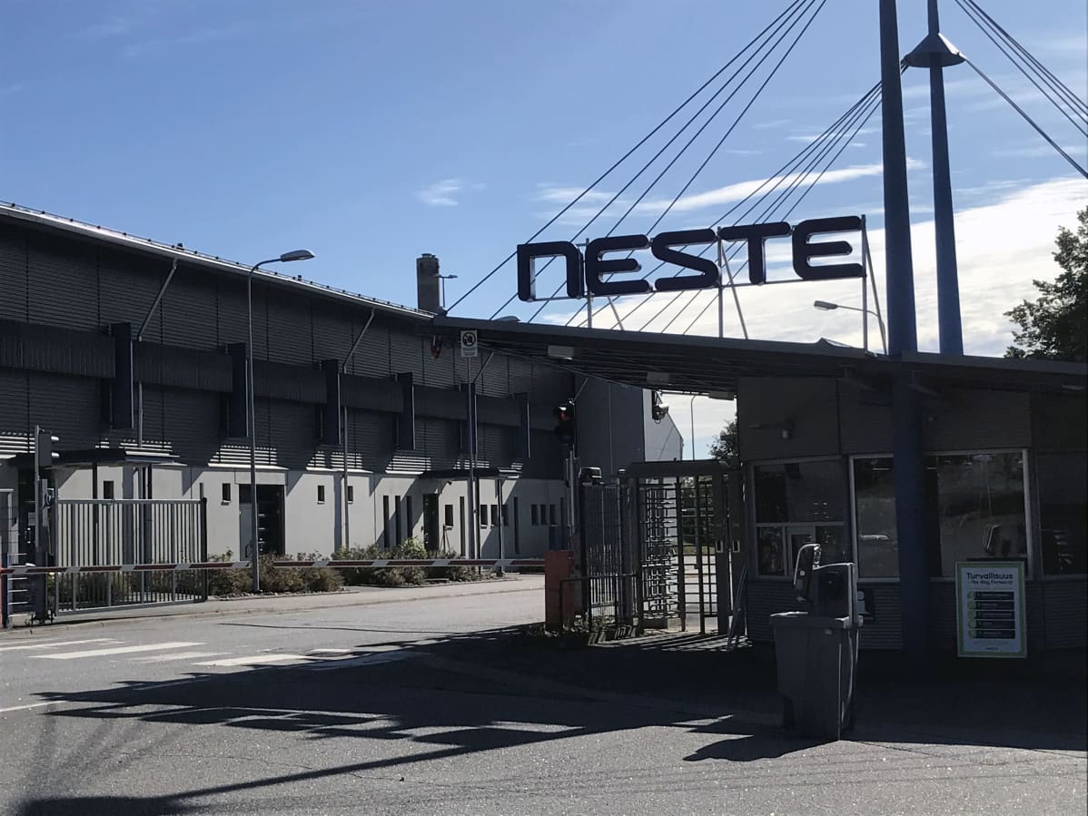 Nesteen Naantalin jalostamon pääportti.