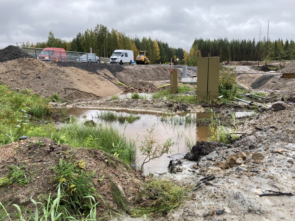 Vesilätäköitä työmaalla kuutostiellä