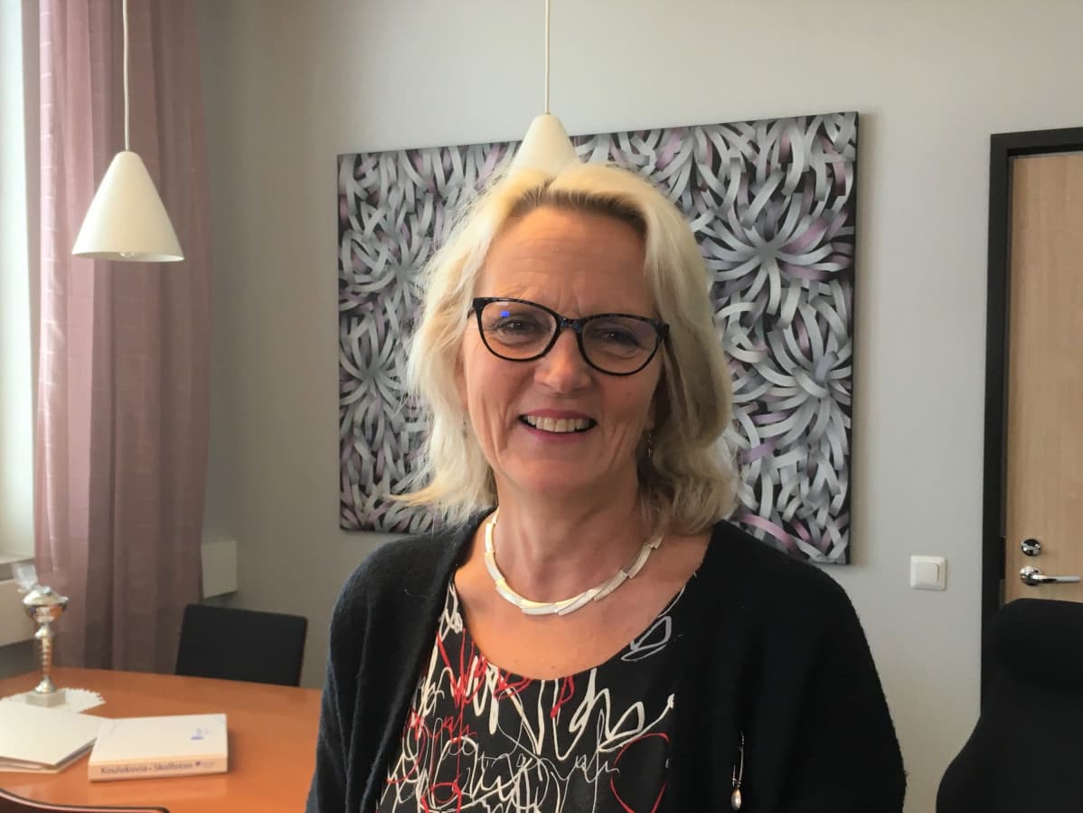 Seinäjoen lyseon rehtori Kaisa Isotalo työhuoneessaan.
