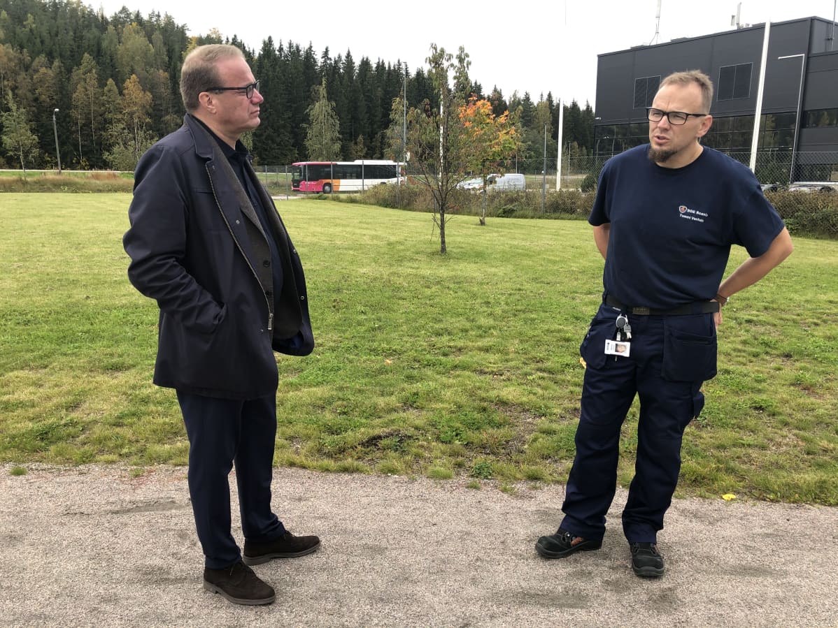 SOE Busproduction Finlandin pääluottamusmies Tommi Vanhala sekä Lahden kaupunginjohtaja Pekka Timonen yrityksen ulkopuolella.