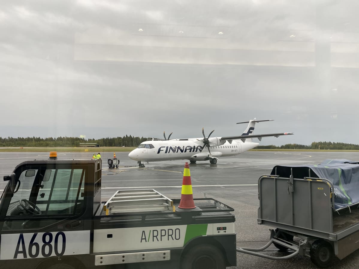 Finnairin kone lentokentällä.