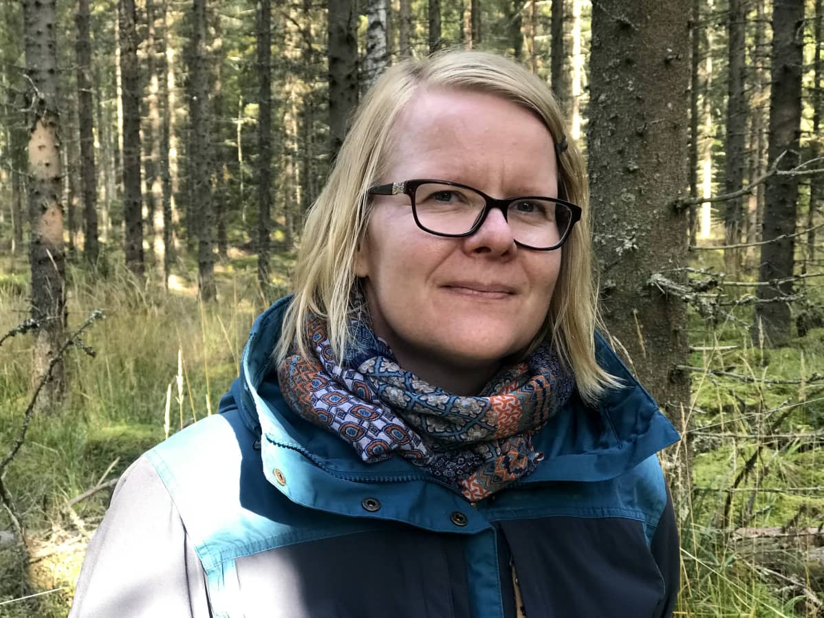 LADECin liiketoimintakehittäjä Johanna Kilpi-Koski metsässä, katsoo kameraan.