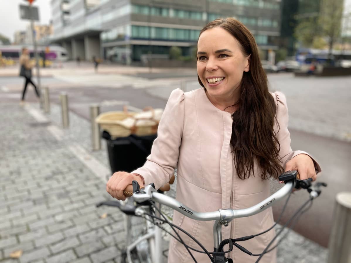 Sini Koivisto pyöräilee