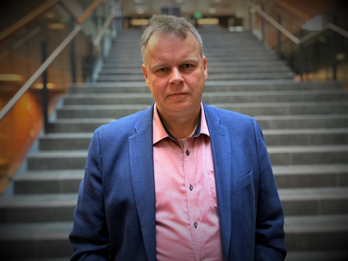 Juho Saari seisoo pitkien portaiden alapäässä ja katsoo kameraan