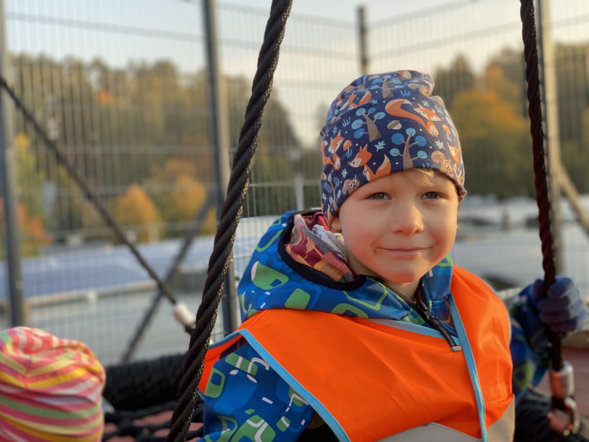 Elias Kontro istuu kiikussa.