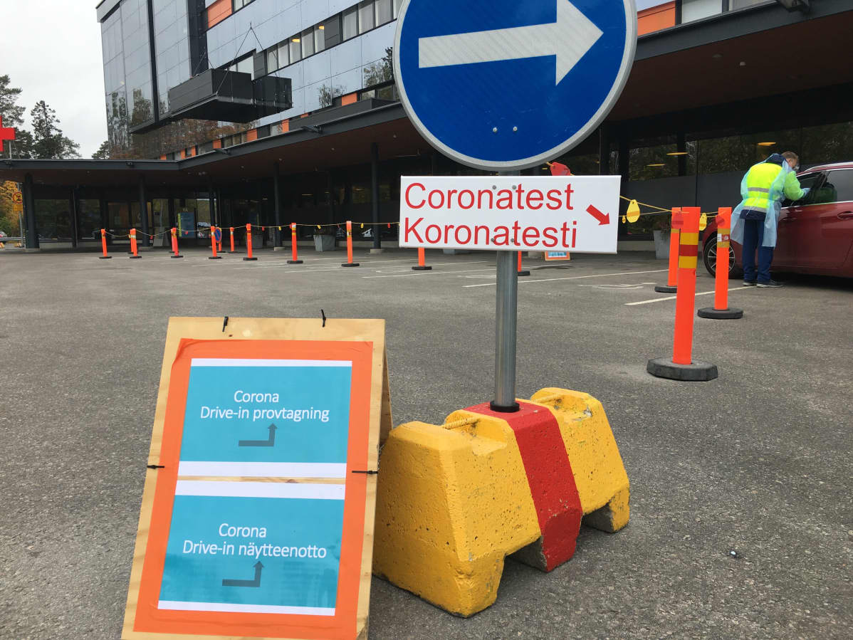 Koronatestejä drive-in -pisteellä Vaasassa