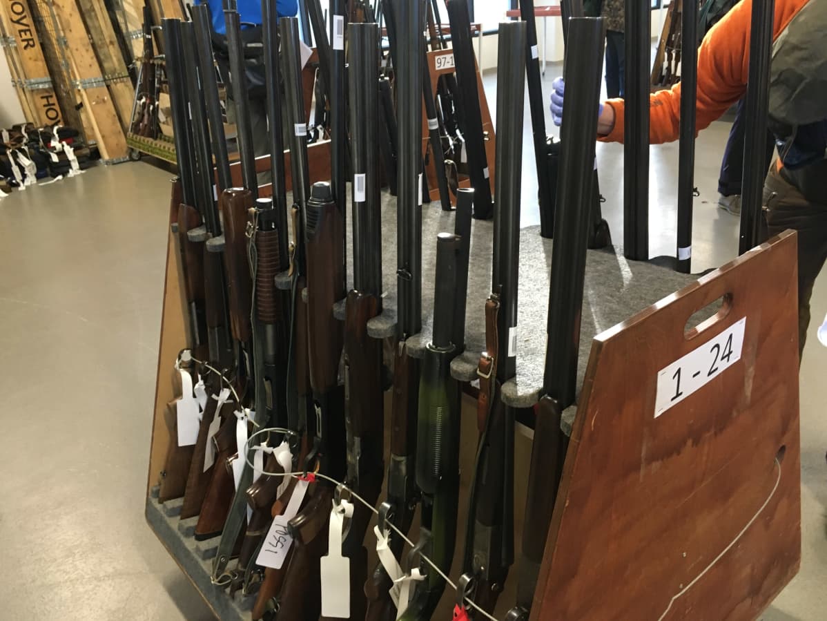 Poliisin asehuutokaupassa myytäviä aseita