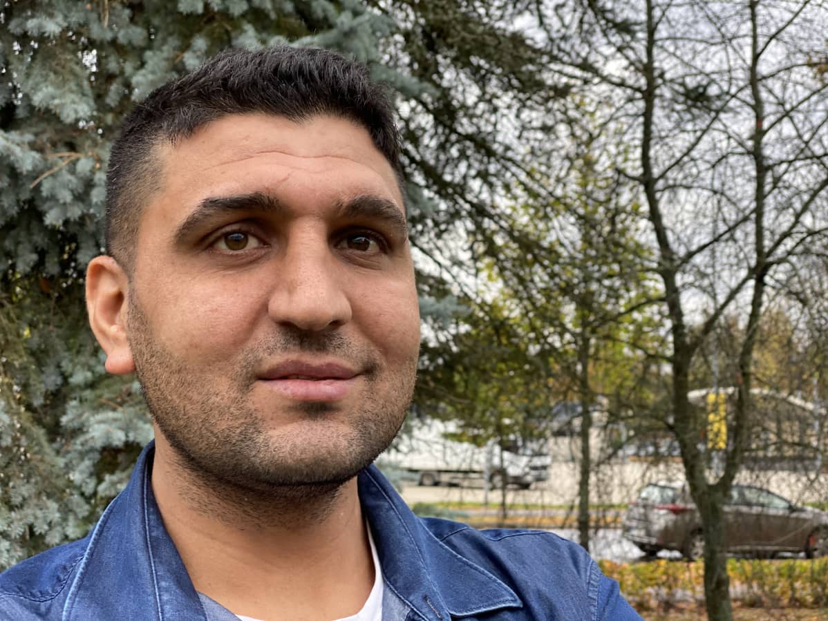 Ayham Al Murei seisoo ulkona.