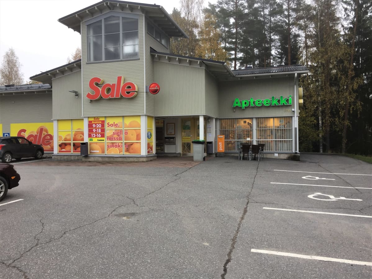 Ylämaalla on päivittäistavarakauppa Sale ja apteekki.