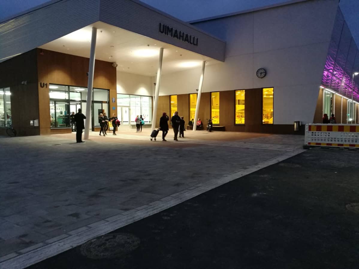 Kuopion uimahallin edusta iltavalaistuksessa.
