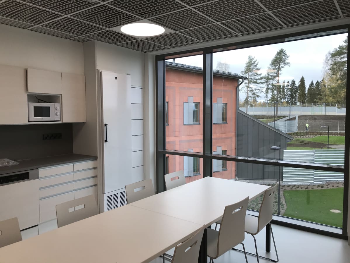 Hämeenlinnan uuden vankilan yhteiskeittiö.