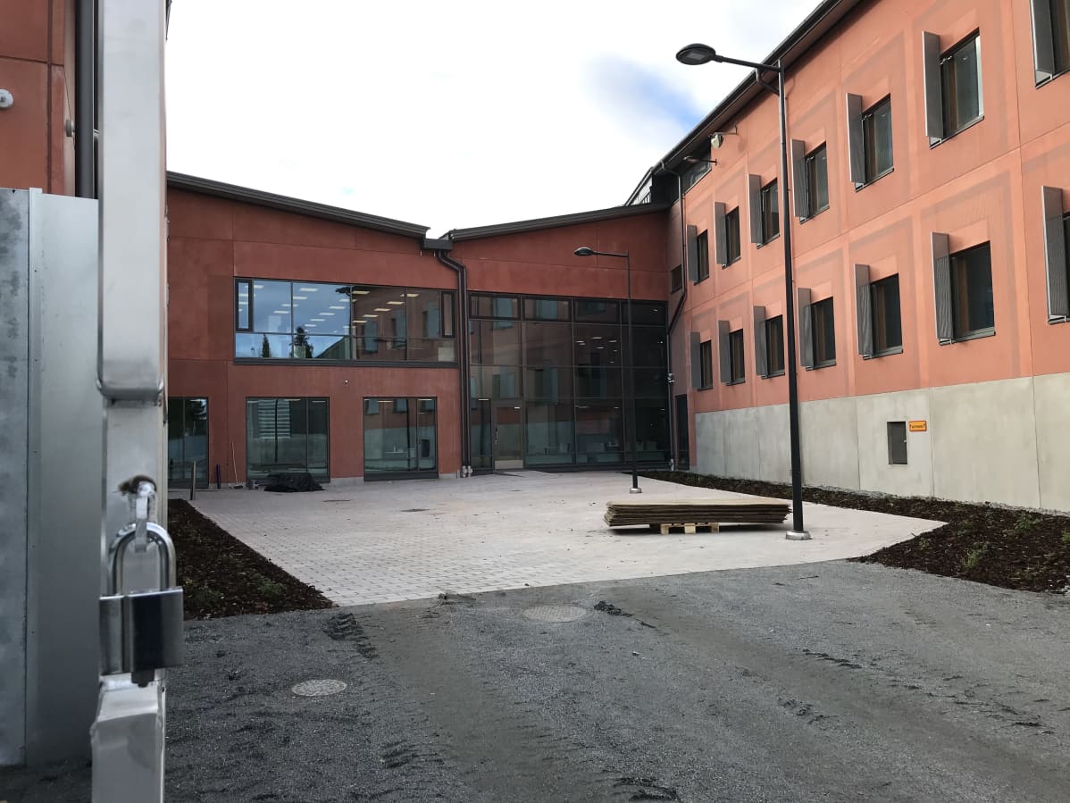 Hämeenlinnan uusi vankila ulkoa kuvattuna.
