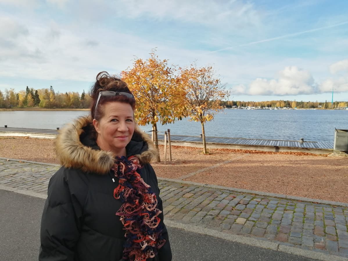 Vaasan ruoka-apuyhdistyksen varapuheenjohtaja Marttina Rahja haastateltavana Vaasan sisäsataman rannan läheisyydessä.