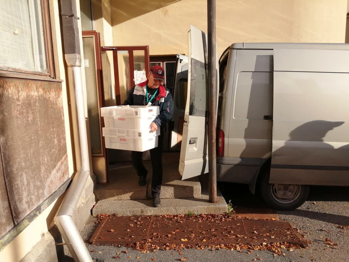 Vaasan ruoka-apuyhdistys pakkaa ruokaa autoihin joilla se kuljetetaan jakelupisteille.