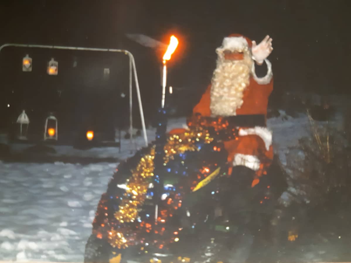 Sinikka Pelttarin kuva joulupukki ruohonleikkurin päällä