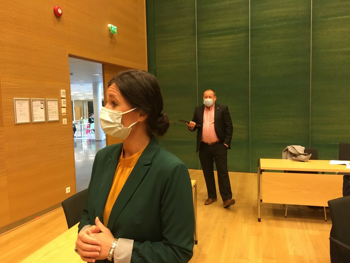 Nainen ja mies seisovat maskit päässä Salon kaupungintalon kokoushuoneessa.