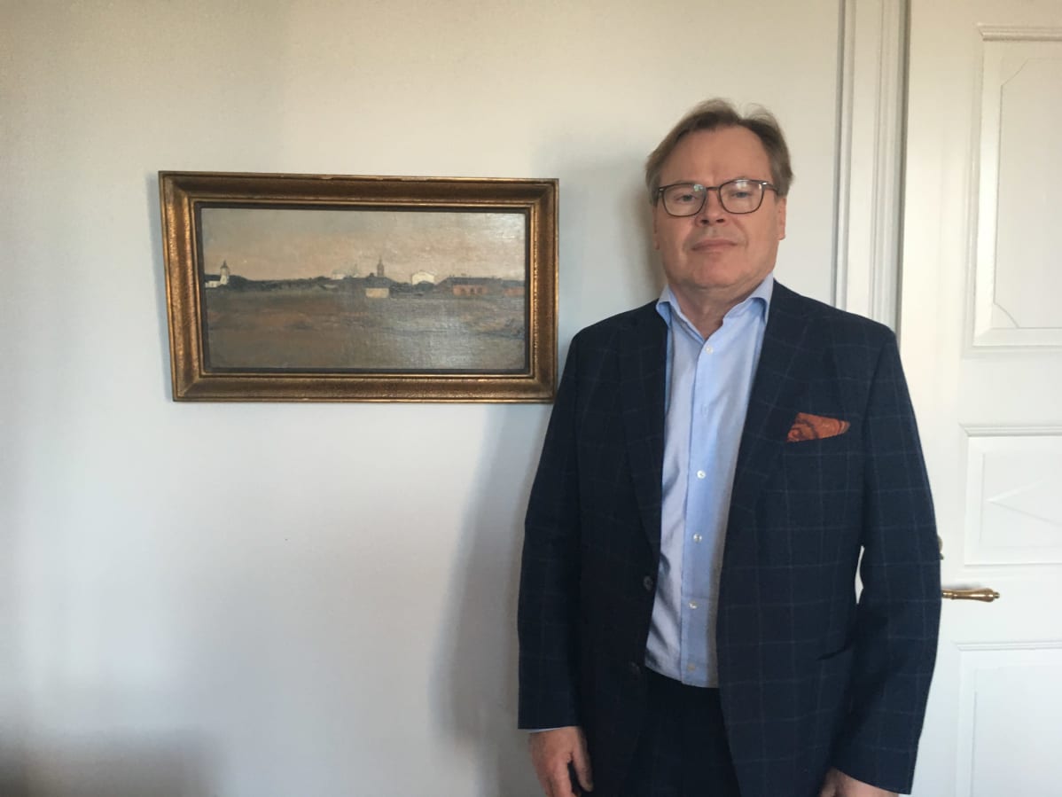 Kaupunginjohtaja Hannu Muhonen Magnus Enckellin teoksen edustalla