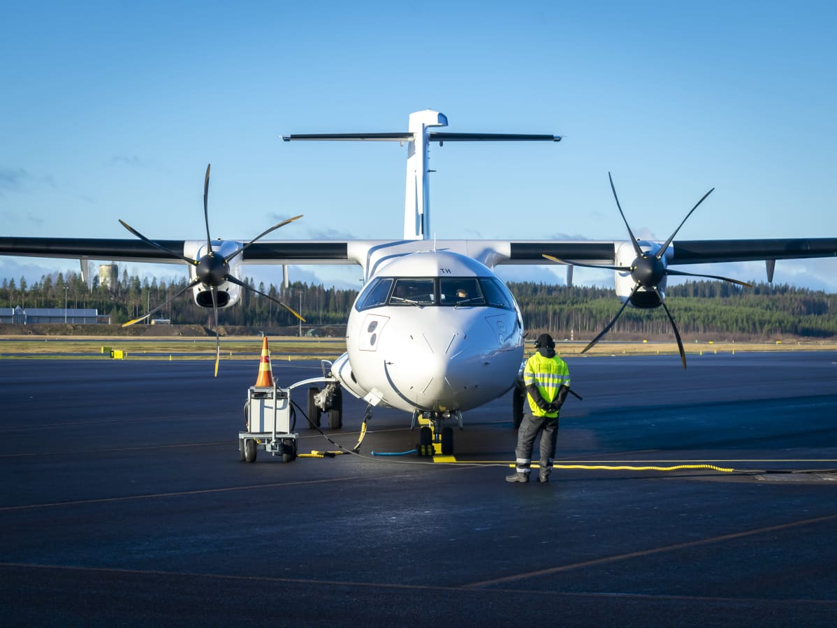 Finnairin ATR-matkustajalentokone platalla edestä päin.