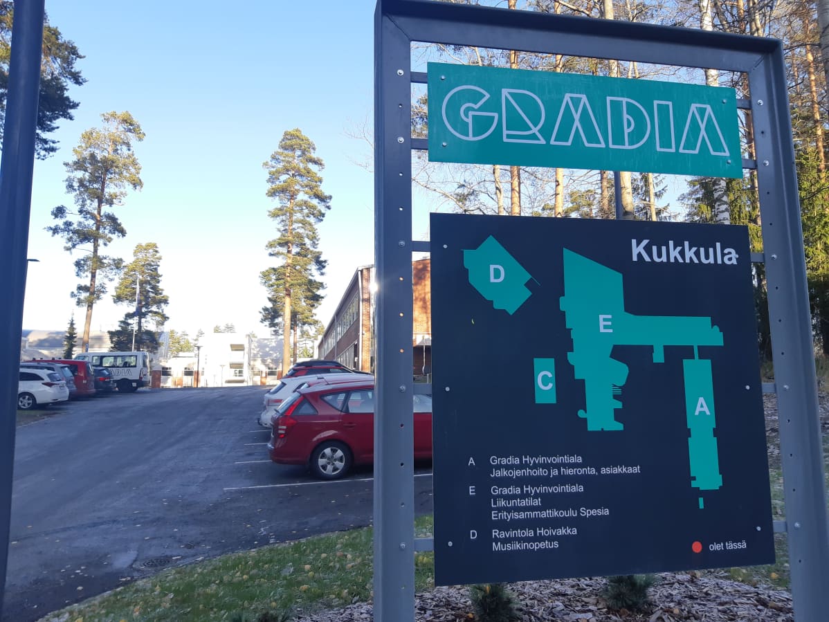 Gradian hyvinvointialan koulutuksen rakennuksia ja kyltti Jyväskylän sairaalanmäellä